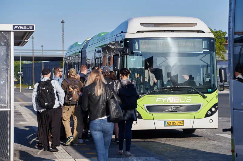 kunder der er ved at stige på bussen.