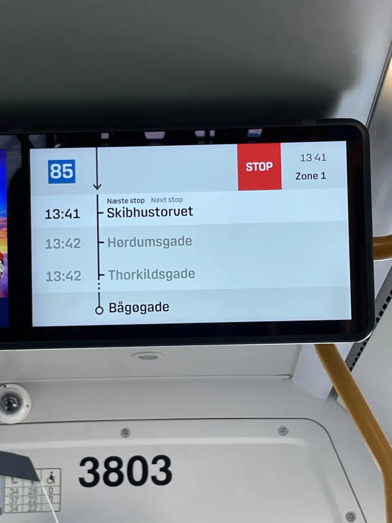 billedet viser infoskærmene i bussen, hvor buspassagererne kan følge med i bussens ruteforløb.