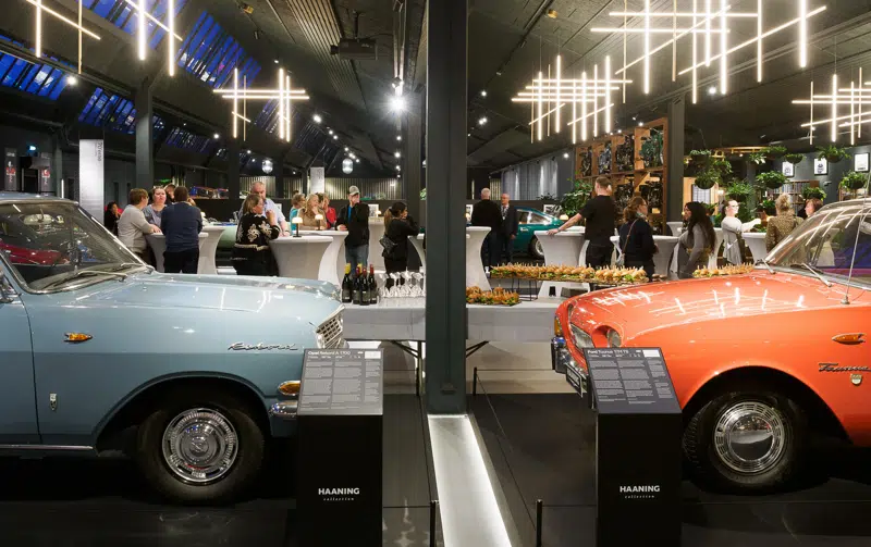 Aftenens gæster kunne cirkulere rundt og hygge sig i de imponerende rammer i bilmuseet Haaning Collection (foto: Kaj Bonne)