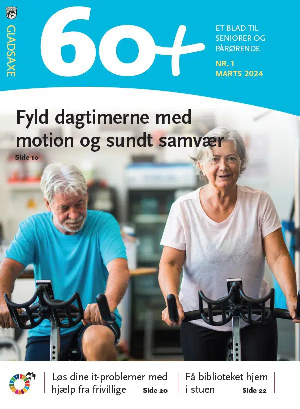 Forsiden af seniorbladet 60+. En ældre mand og ældre kvinde sidder på hver deres motionscykel
