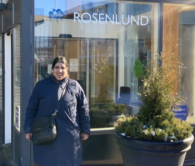 Aiman står foran indgangen til Rosenlund Plejeboliger