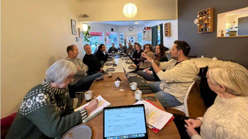 Et møde i BID-netværket, hvor deltagerne sidder rundt om et bord