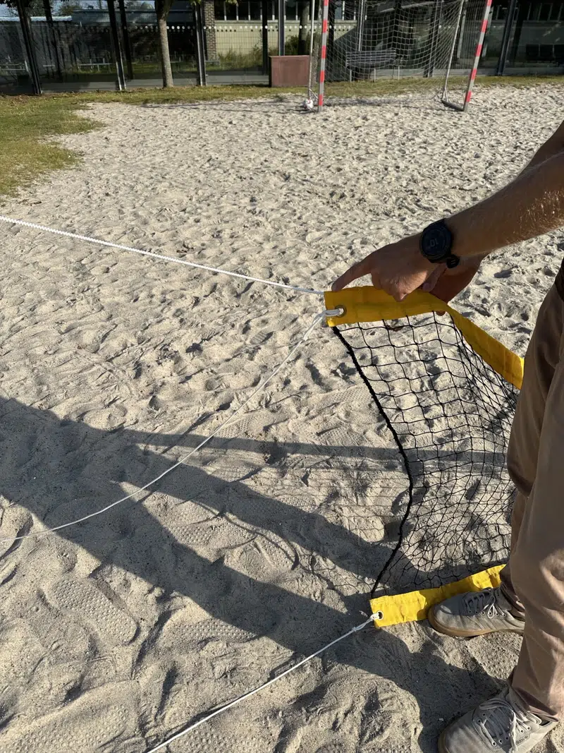 Montér den øverste snor med håndtaget løftet.