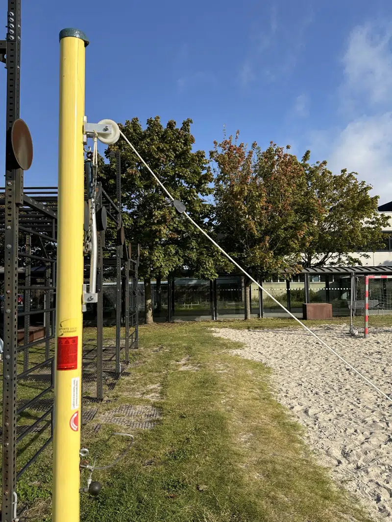 Montér den øverste snor med håndtaget løftet.