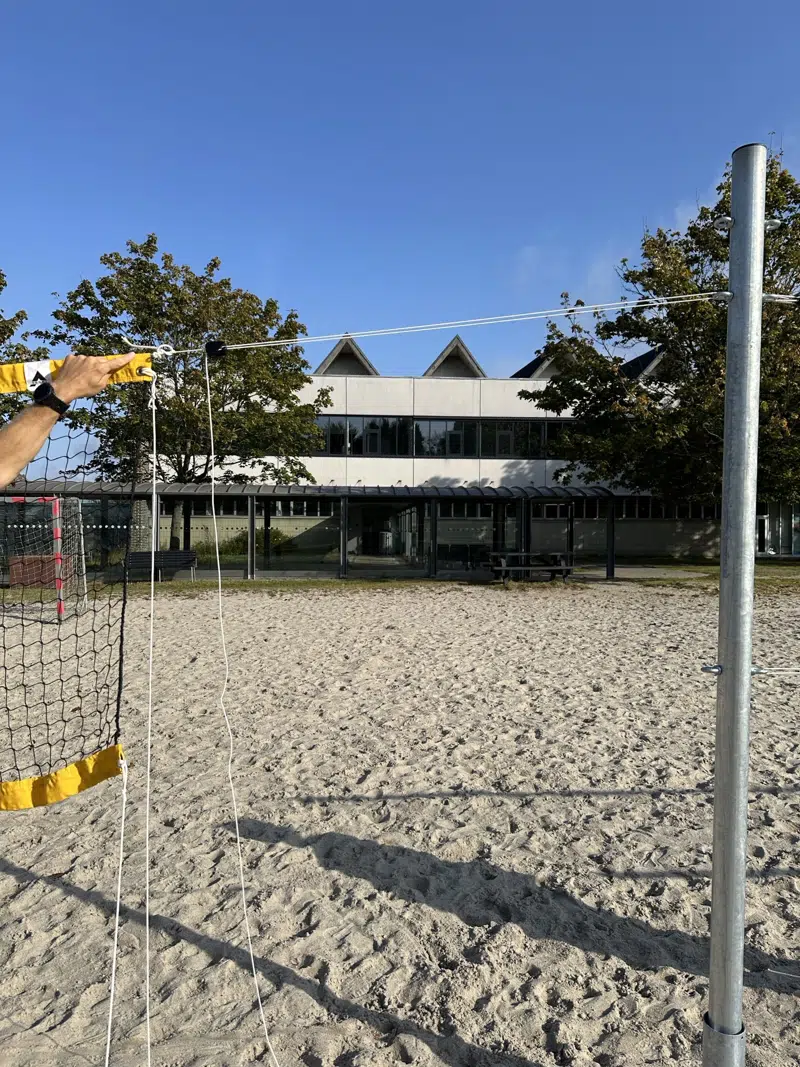 Montér den øverste snor, stram op og sikr, at snoren sidder godt fast i spændelåsen.