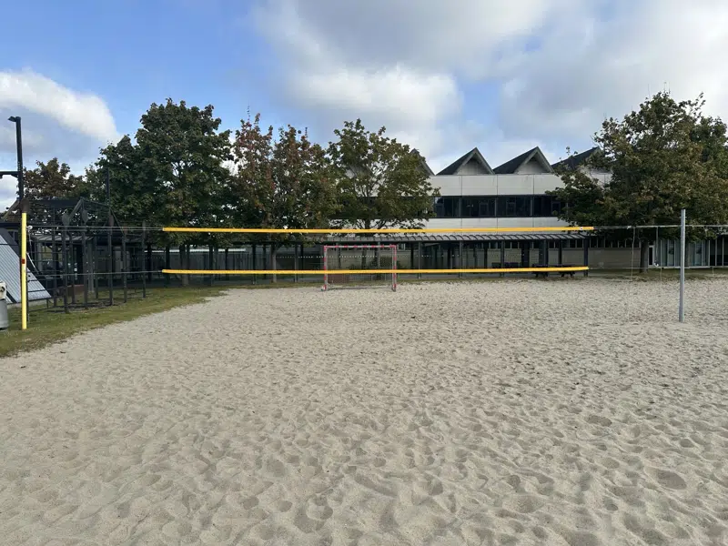 Monter de nederste snore på begge stolper. Du er nu klar til at spille!