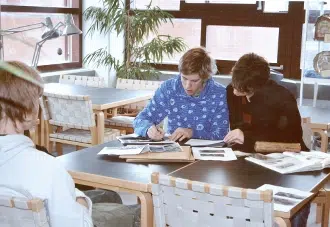 Personer kigger på dokumenter ved bord