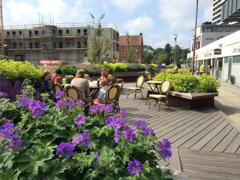 GladsaxeLiv-tiltag med udendørs siddeområde ved Bibliografen i Bagsværd