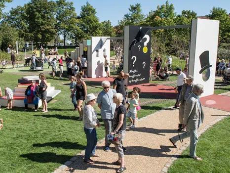 Bibliotekshaven summer af liv på en varm sommerdag