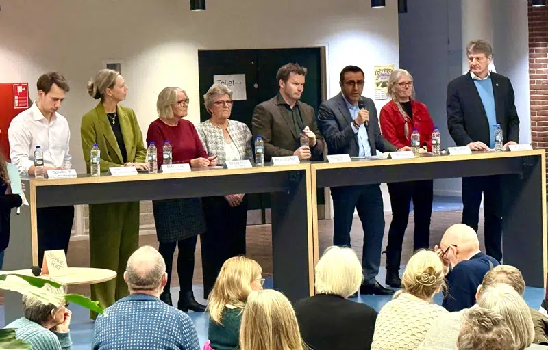 På billedet ses borgmester Serdal Benli sammen med de øvrige paneldeltagere til borgermødet om Ring 4 Nord.