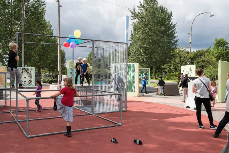 Børn leger på en industriel legeplads