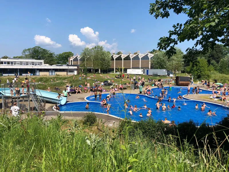Udendørs svømmebassin og vandrutchebane