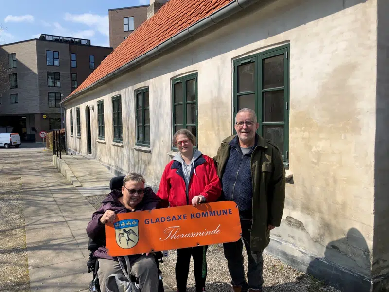 På billedet ses Lone (tidligere forperson i Brugerrådet for De Frivilliges Hus), Pia (bruger af huset) og Kim (Tovholder for Torsdagscafé, som er i huset hver torsdag kl 10-12) foran De Frivilliges Hus.