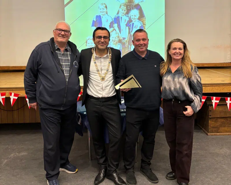 Repræsentanter fra IF Bytoften sammen med borgmester Serdal Benli og forkvinde for Kultur-, Fritids- og Idrætsudvalget Christina Rittig Falkberg