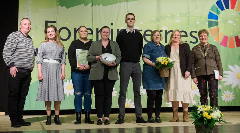 Borgmester Trine Græse og Christina Rittig Falkberg overrækker foreningsprisen Mere end sig selv prisen 2023 til personer fra IF Bytoften