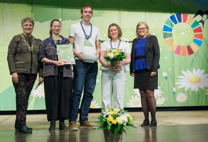 Borgmester Trine Græse og Dorthe Wichmand Müller overrakte foreningsprisen Børn og Unge 2023 prisen til personer fra InterBUS Gladsaxe.