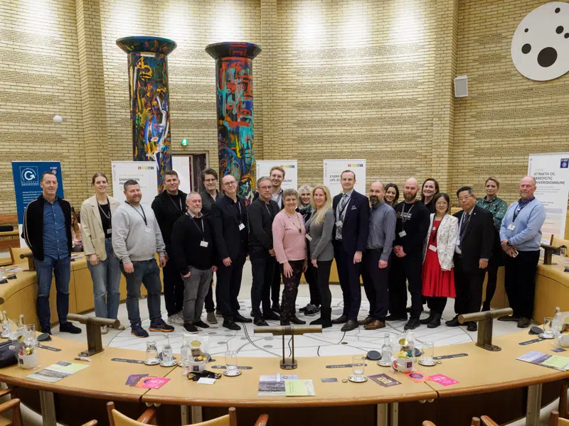 Fællesbillede af repræsentanter for gazelle-virksomhederne og Gladsaxes borgmester Trine Græse i byrådssalen.
