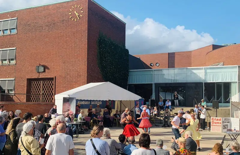 Der danses på Musiktorvet på Gladsaxedagen 2023, mens publikum ser på.