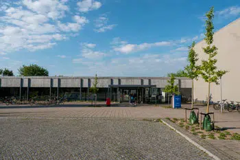 Indgangen til Grønnemose Skole