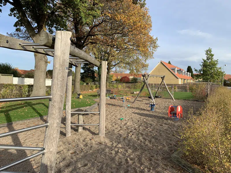 Legeplads med gynger, vipper og klatrestativ