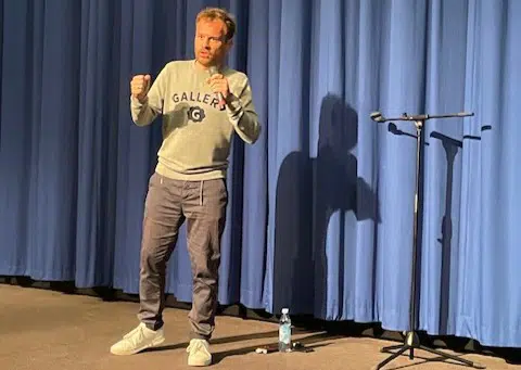Christian Fuhlendorff står på scenen i Bibliografen