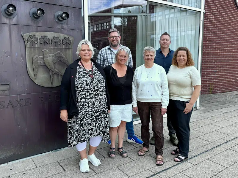 På billedet er det bagerst fra venstre: Jon Olufsen, formand for BUPL i Storkøbenhavn og Anders Thostrup faglig sekretær BUPL. Forrest fra venstre Jannie Hagbo, medlem af politisk ledelse i FOA, Chanette Dupont, fællestillidsmand for FOA i Gladsaxe Kommune, Trine Græse, borgmester i Gladsaxe Kommune og Karina Macher Holm, fællestillidsmand for BUPL i Gladsaxe Kommune.