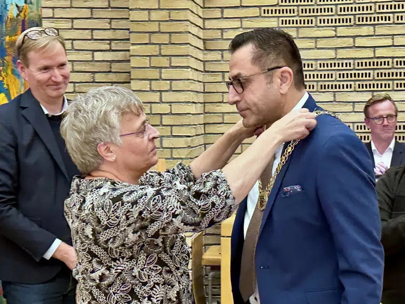 Trine Græse giver Serdal Benli borgmesterkæden på