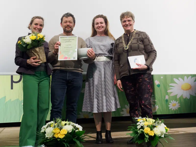 Borgmester Trine Græse og Christina Rittig Falkberg overrakte prisen samt blomster til vinderens forældre