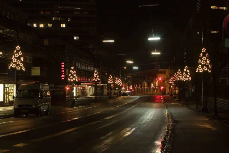 Bagsværd Hovedgade efter mørkets frembrud med lysene juletræer.