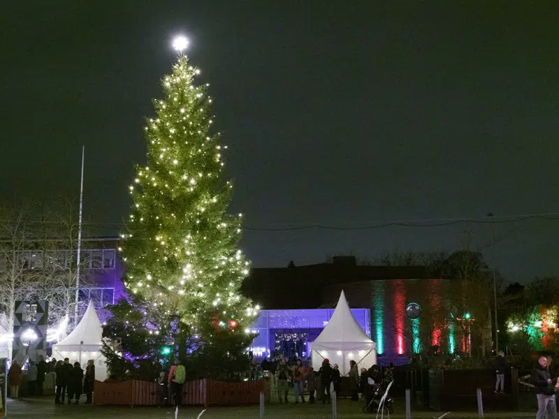 Juletræet er tændt på rådhuspladsen, og der er masser af fremmødte borgere