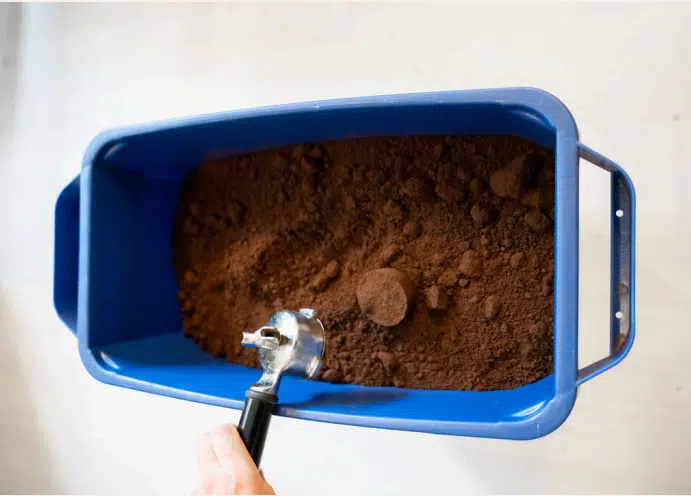 En kasse med kaffegrums og en ske