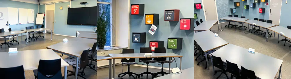 Lokale 2 er indrettet med 6 skriveborde placeret i to rækker, der buer mod hinanden, så alle deltagere kan se hinanden og oplægsholderen.