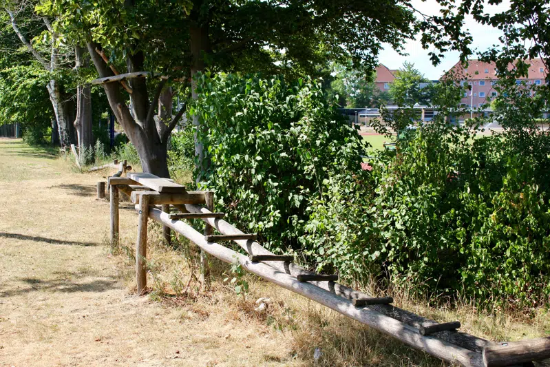 Forhindringsbane lavet af naturmaterialer