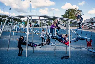 Legeplads i industrielt design til klatring, balance- og armgang