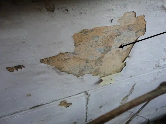 Maling med bly på betonvæg