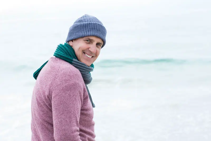 Mand i 50'erne kigger i kameraet