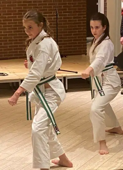 To piger udøver karate