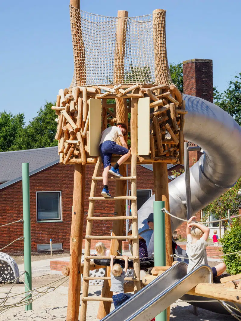 Moderne legeplads i naturmaterialer