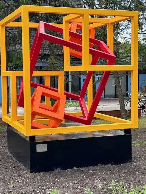 Skulpturen ´Leg i Kubus' består af gule, røde og orange kvadrater.