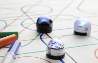 Ozobot robotter, der er programmeret til at styre efter farvede striber