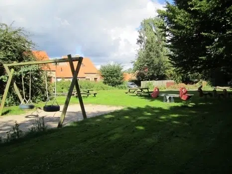 Legeplads med gynger og vippedyr