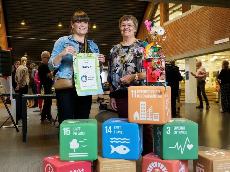 Maria Vivi Pedersen vinder Bæredygtighedsprisen 2021, der blev overrakt af borgmester Trine Græse.