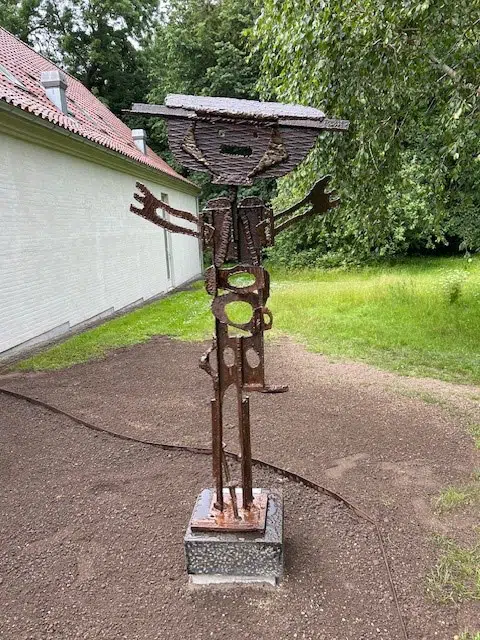 Skulptur ’L’agronome Spatial’ af Robert Jacobsen er lavet af metal og har form som en person.