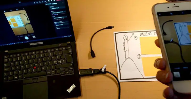 iPhonen fungerer som dokumentkamera, fordi den har oprettet forbindelse til Atomos Connect 2, der er forbundet til en PC. Det iPhonen optager via kameraet, vises nu direkte i Microsoft Teams
