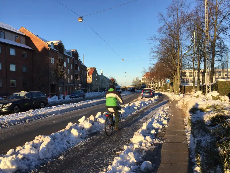 Vej, cykelsti og fortov ryddet for sne på Søborg Hovedgade