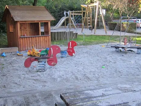 Legeplads med klatrestativ, vippedyr og gynge