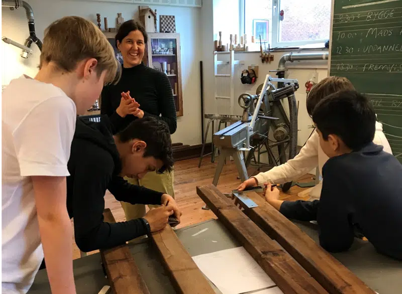 Elever laver og designer bænk til Buddinge Centret