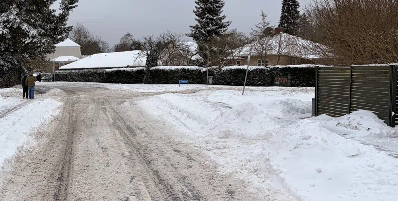 Billede af en villavej dækket i sne