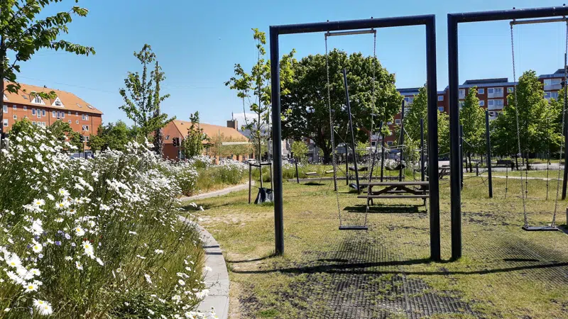 Legeplads for større børn med kæmpegynger, klatreredskaber og hængekøjer