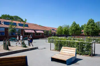 Indgangen til Stengård Skole